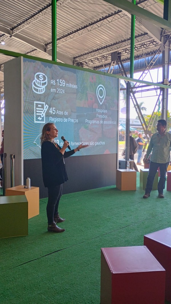 Renata e Felipe demonstraram a importância das compras públicas para o agronegócio gaúcho.